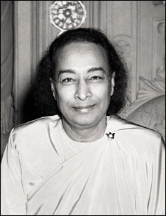 Paramhansa Yogananda wenige Minuten vor seiner letzten Rede am 7. März, 1952
