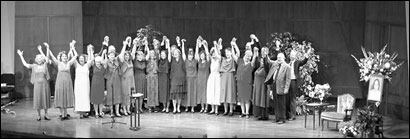 Ananda Singers in der gefüllten Seattle Symphony Hall vor Swami Kriyanandas Vortrag.